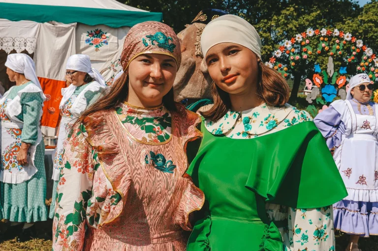 Концерт и игры "Разноцветным цветом, мы рисуем Лето!"