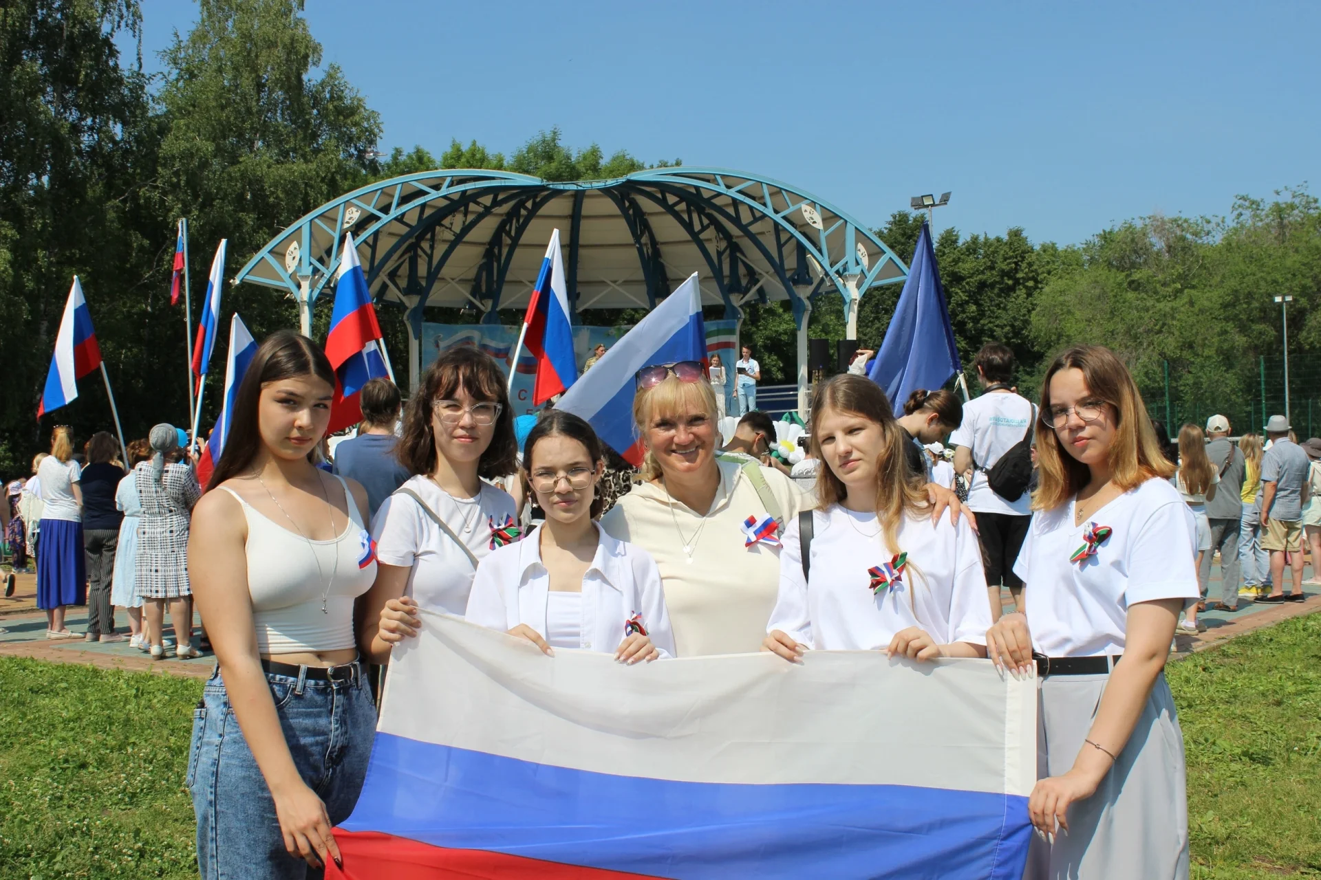 Раздача ленточек российского триколора