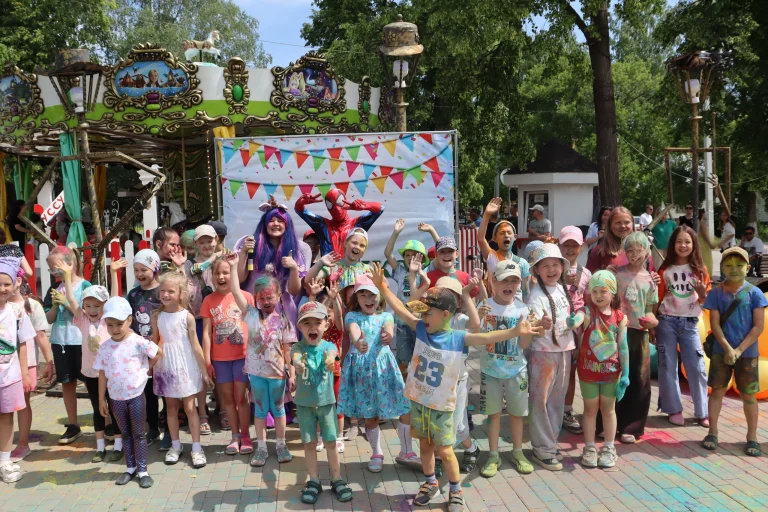 Пусть детство звонкое смеётся