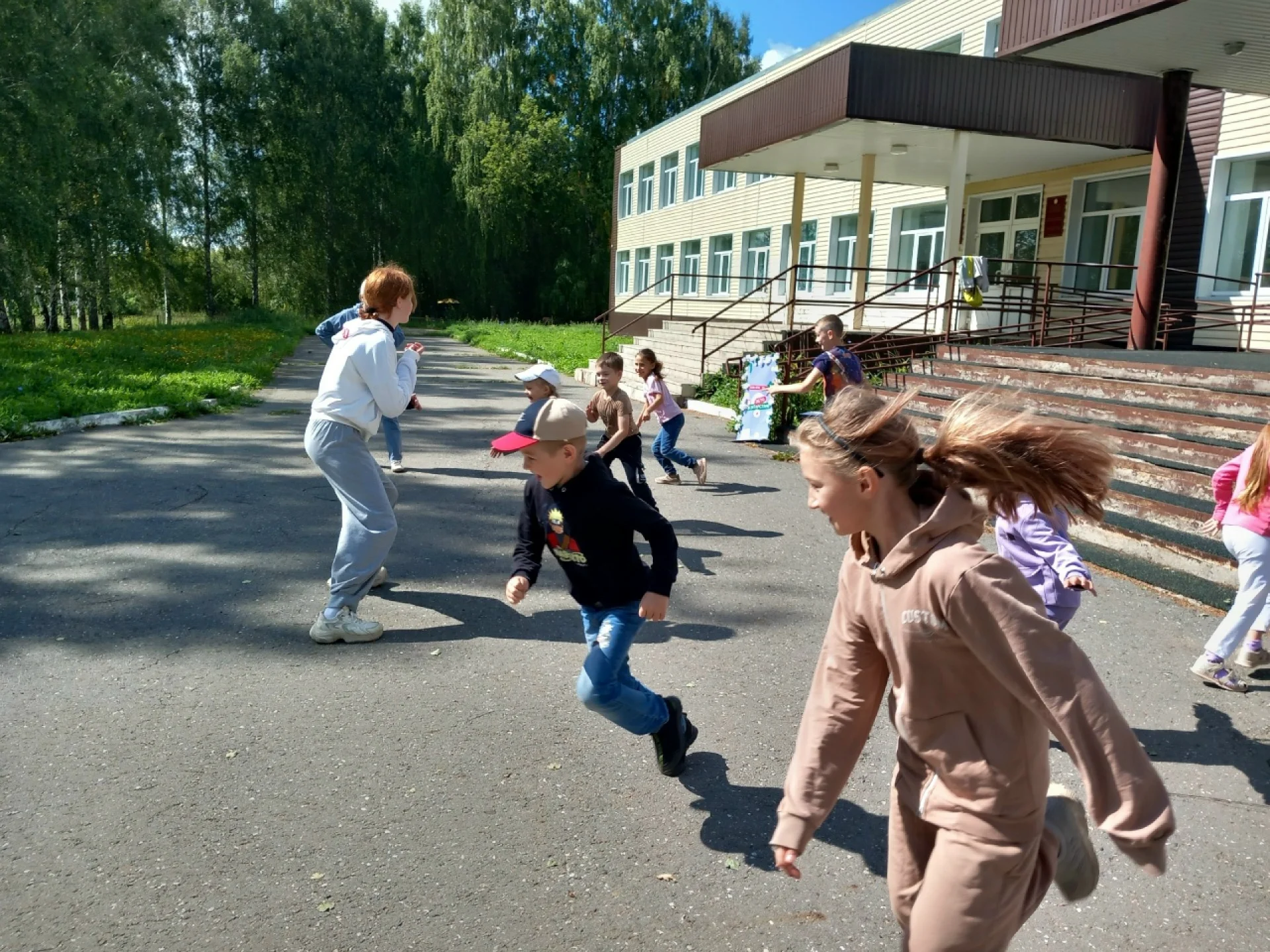 "Живет на всей планете,народ веселый - дети"