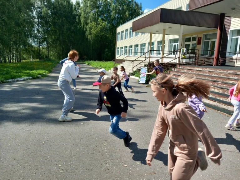 "Живет на всей планете,народ веселый - дети"