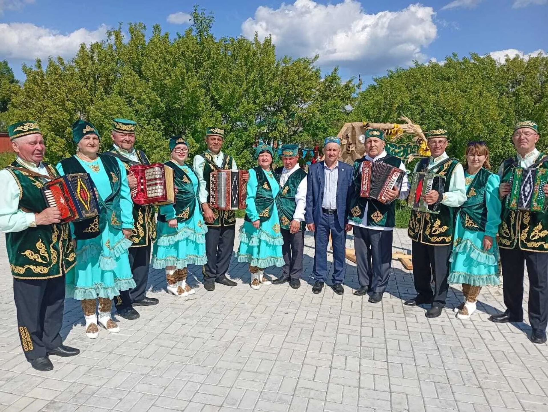 Пусть звучат мелодии гармони