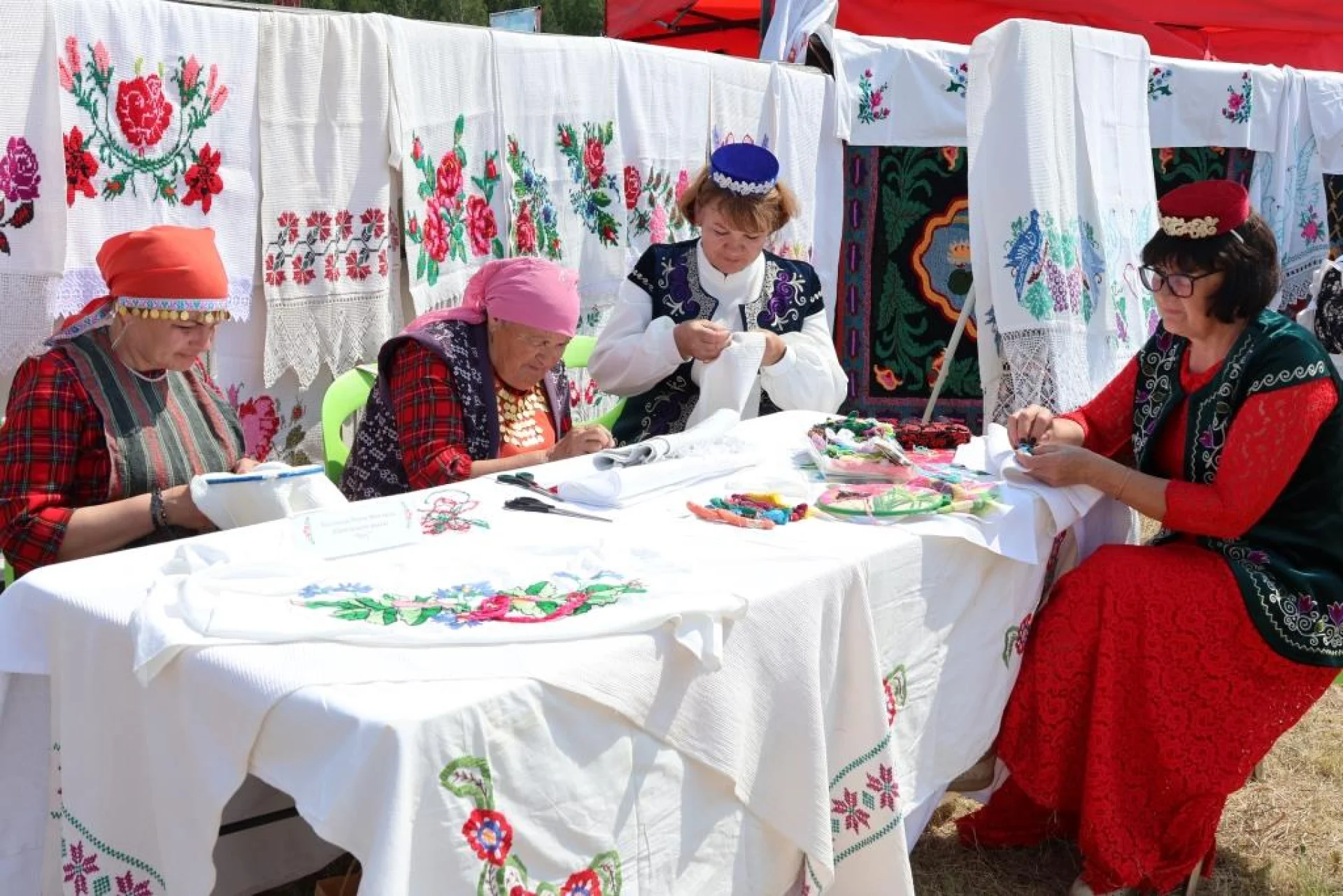 Фольклорный праздник “Сөлге туе” (“Праздник полотенец”)