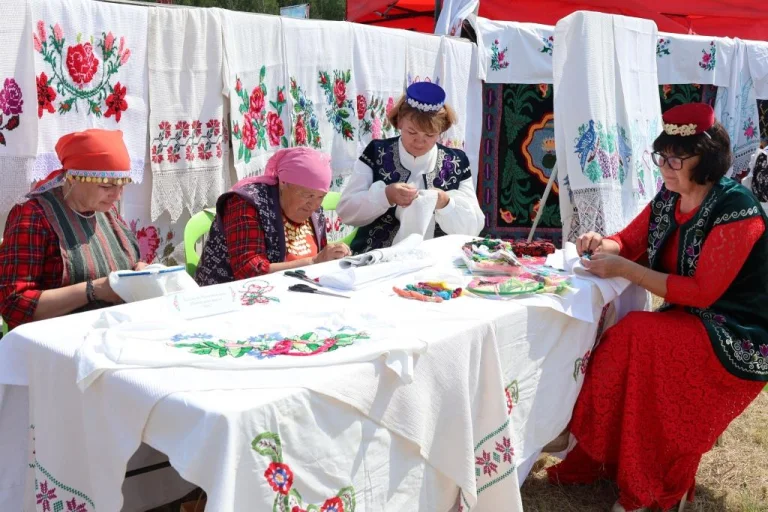 Фольклорный праздник “Сөлге туе” (“Праздник полотенец”)