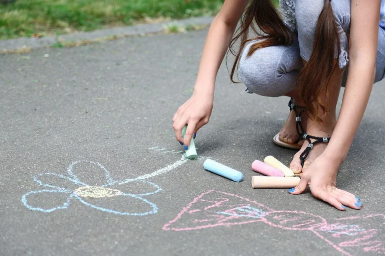 Конкурс рисунков на асфальте «Привет, лето!»