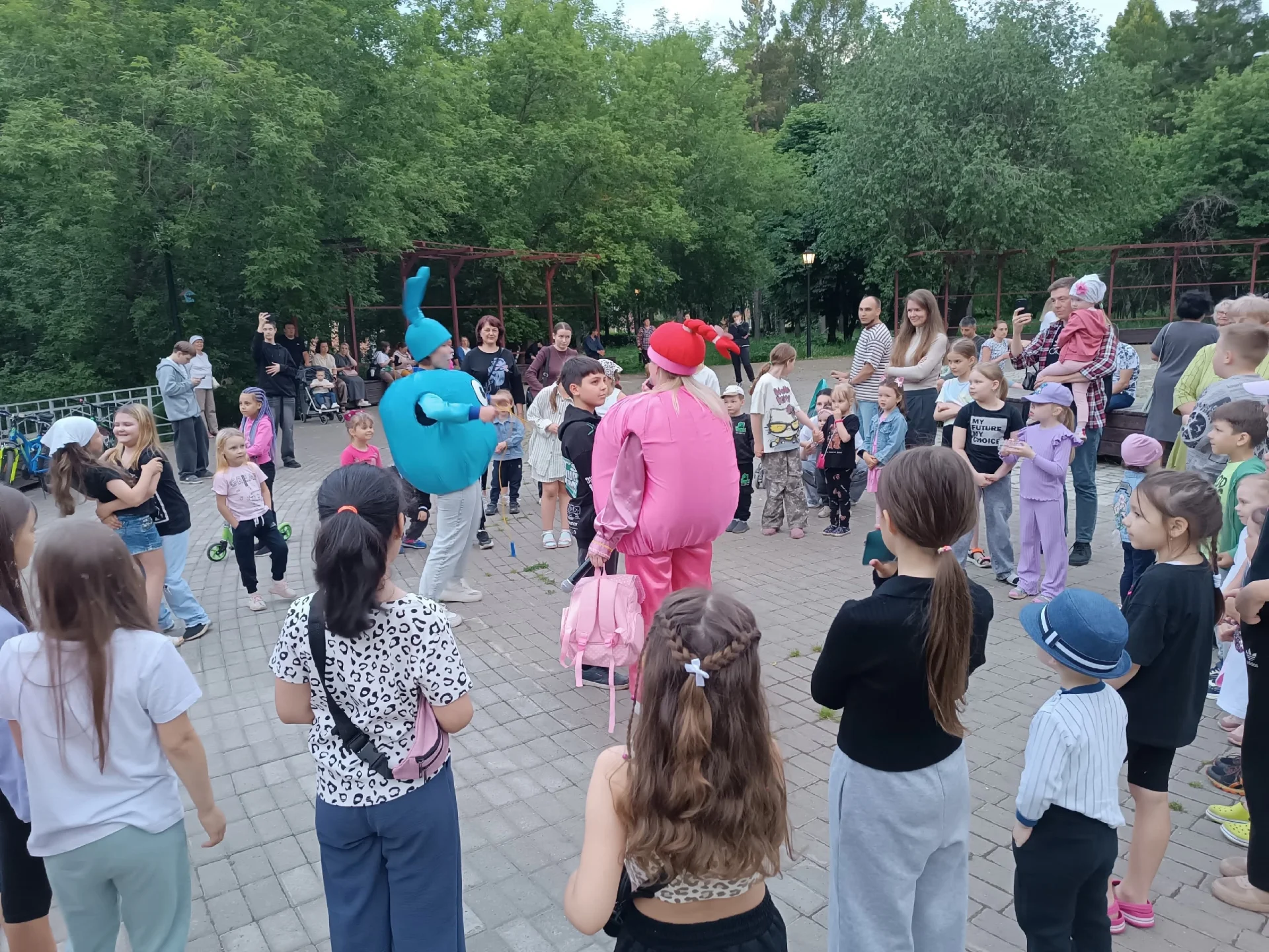 Развлекательная программа «Мир один на всех!»