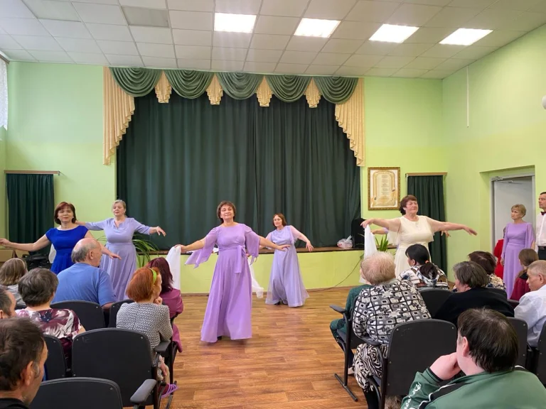 Занятие танцами в группе "Овация"