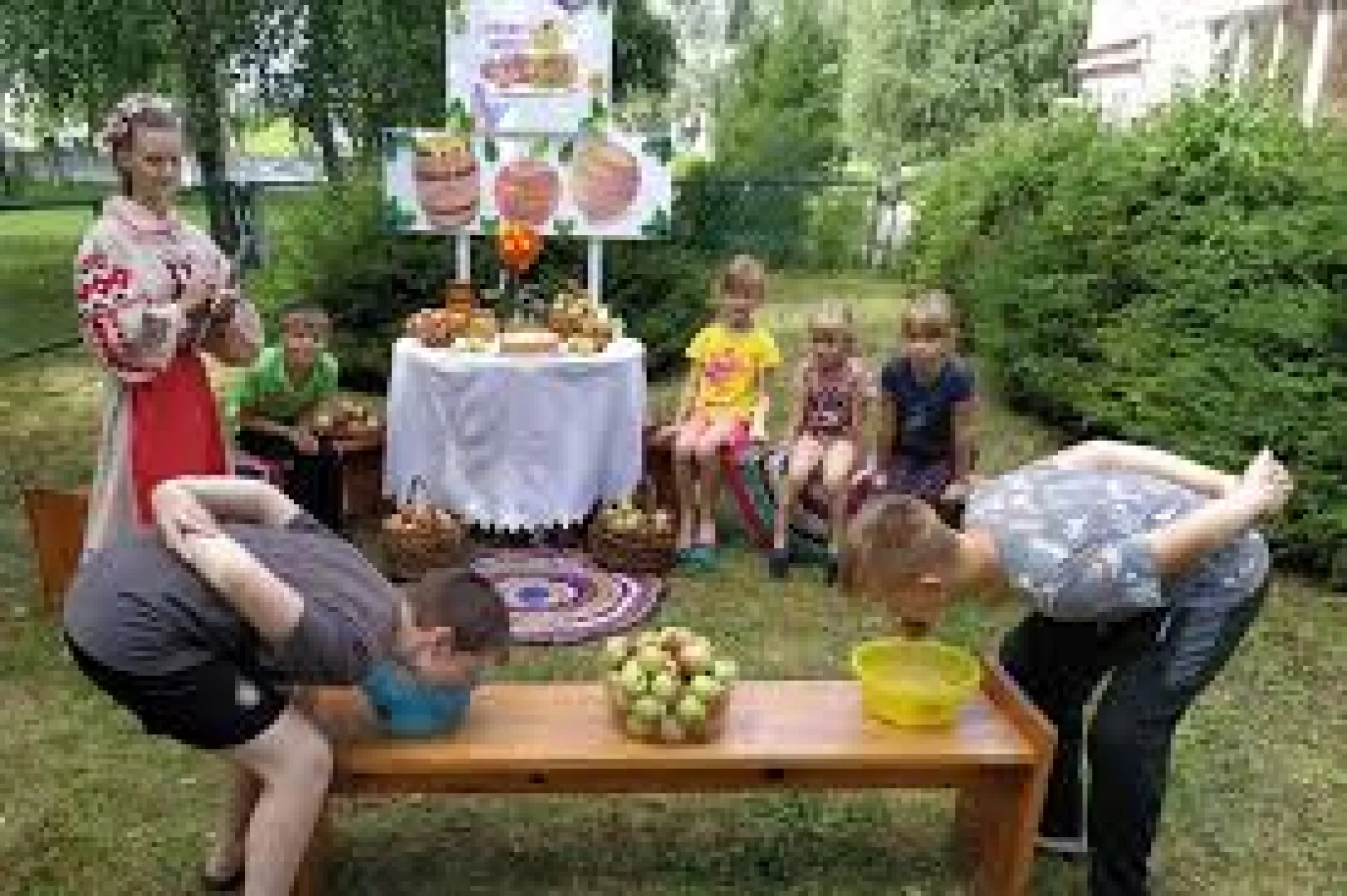 Игровая программа «Яблочный спас-веселью час»