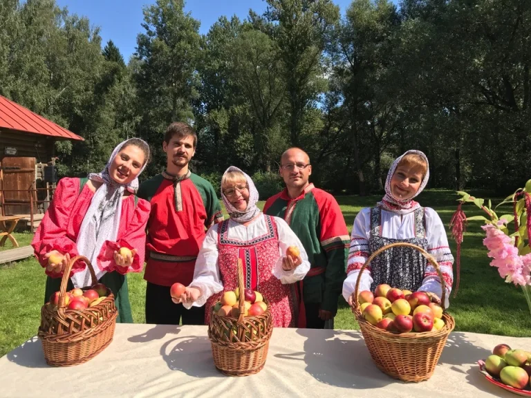 Фольклорный вечер «Дружно величаем, три спаса отмечаем»