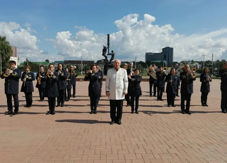 «Под открытым небом»