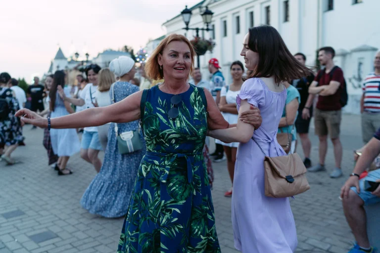 Все на улицу! Танцуем вместе!