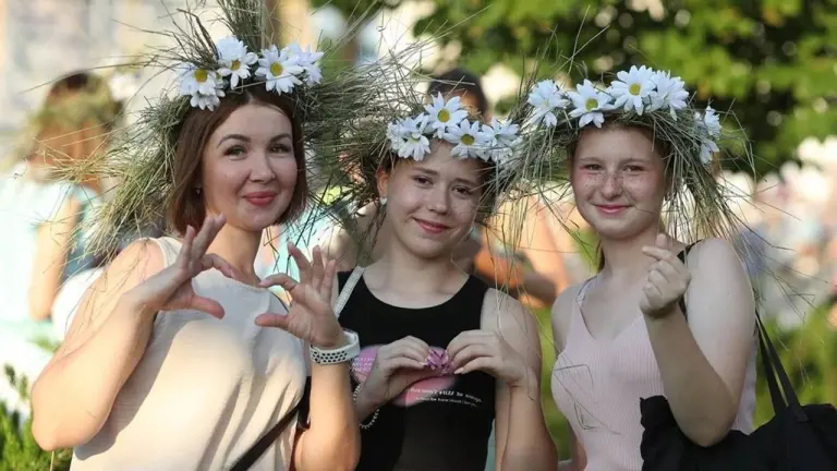 Музика белән мәхәббәт, гаилә һәм садакать көне белән табриклау