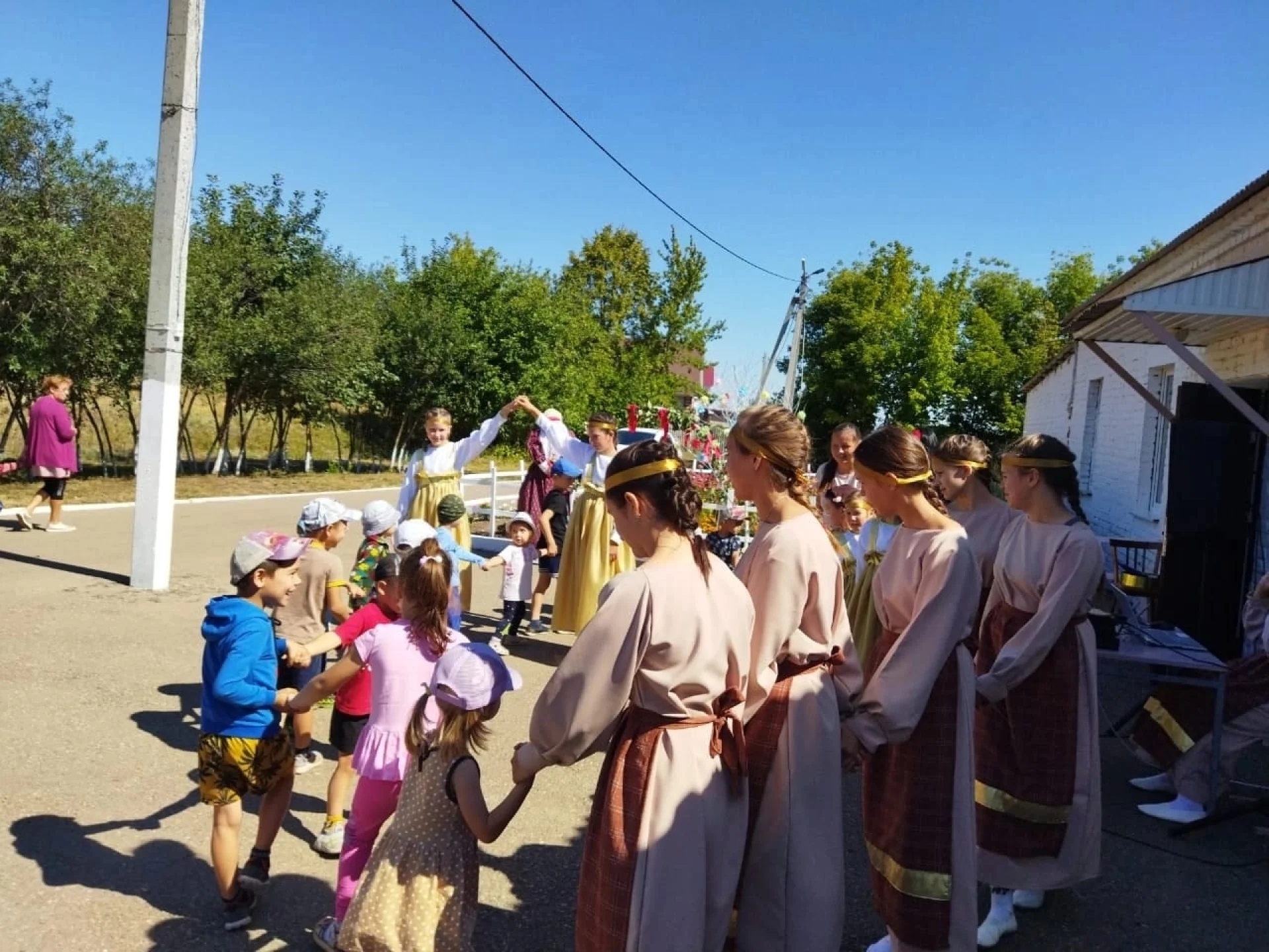 Весёлый дворик