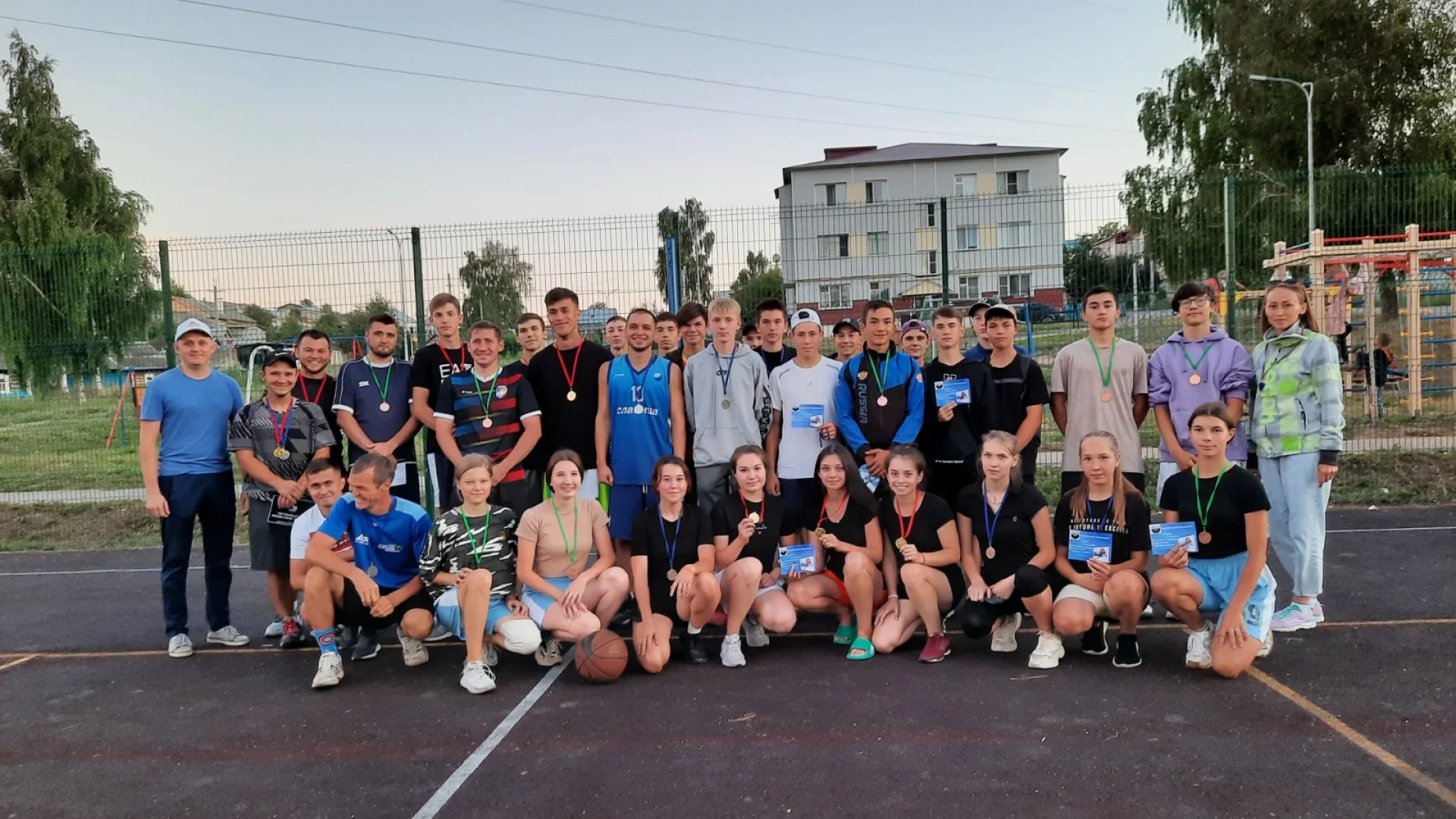 Соревнование по стритболу среди юношей и девушек