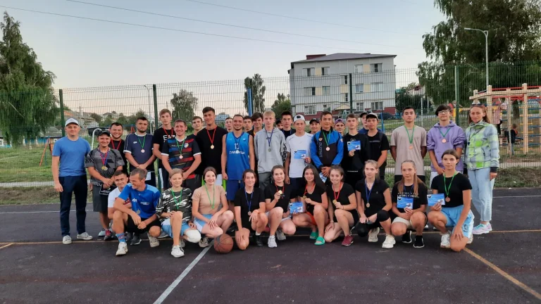 Соревнование по стритболу среди юношей и девушек