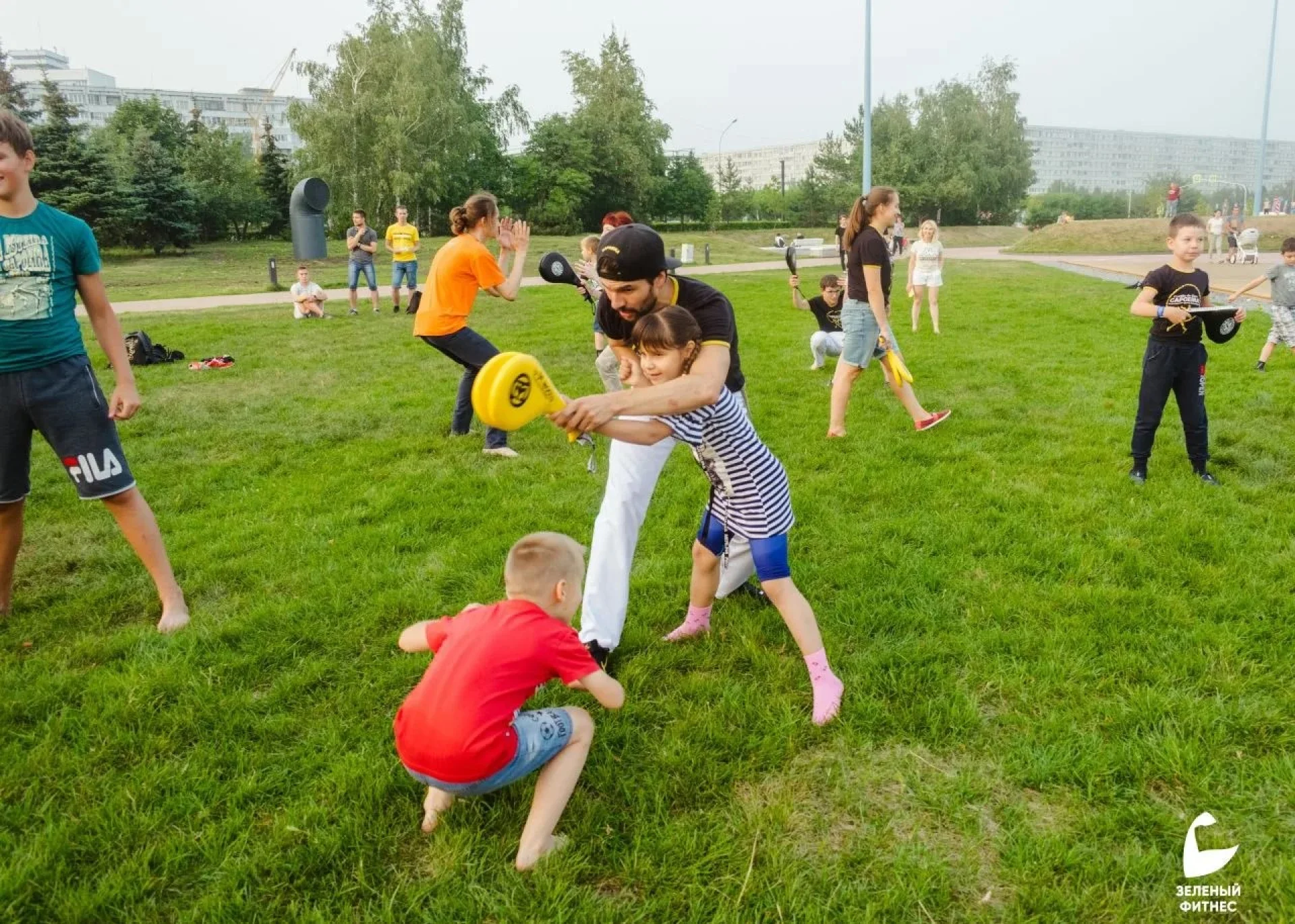 Паркларда фитнес. Бразилия дәүләтенең көрәш төре буенча тренировка.