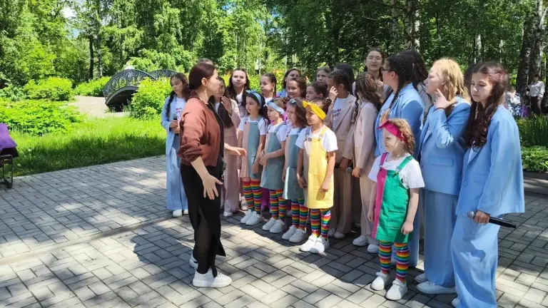 Сценага беренче адым