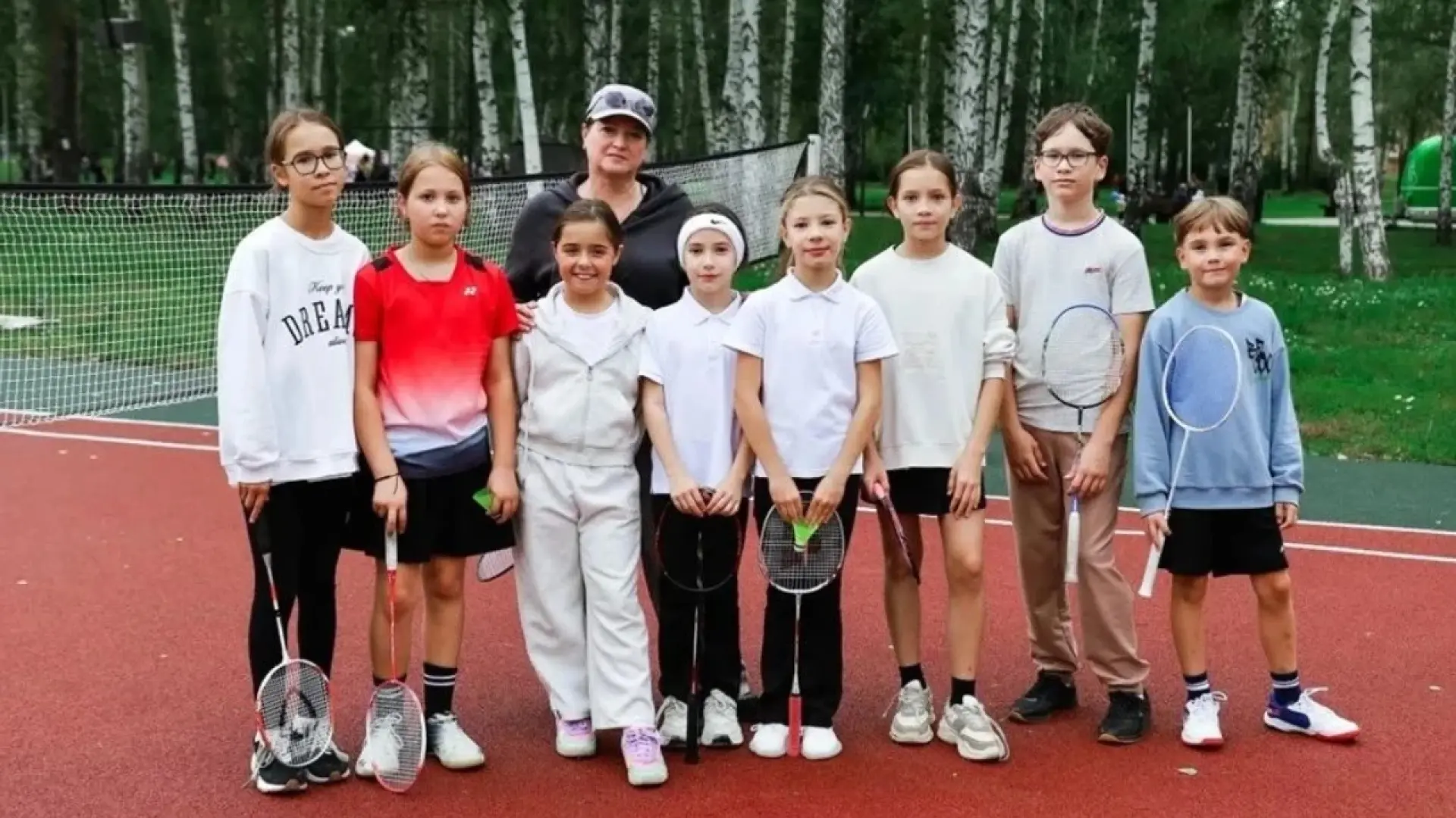 Паркта бадминтон уйнау