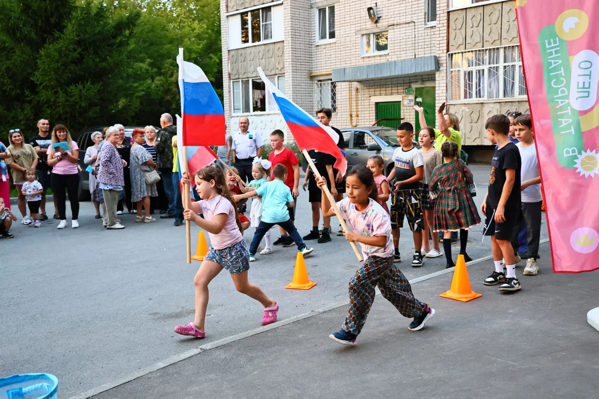 И реет флаг наш гордо!