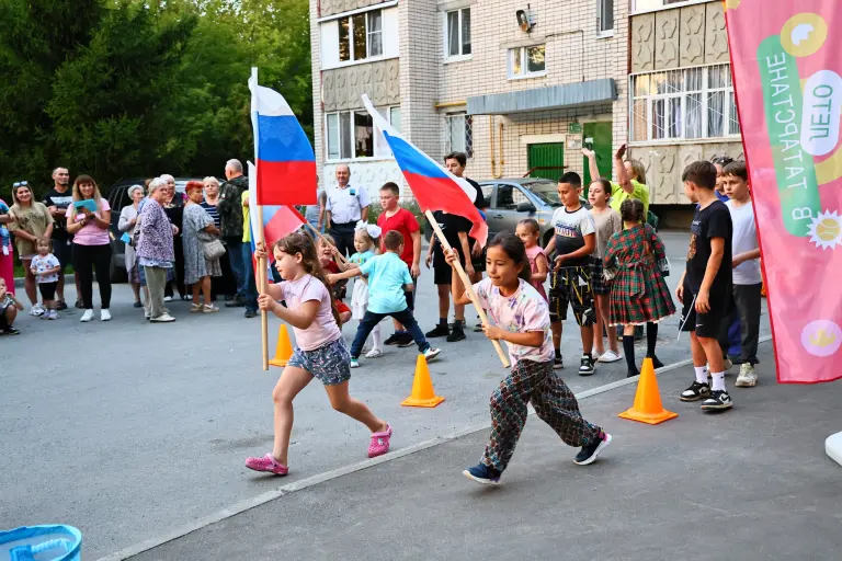 И реет флаг наш гордо!