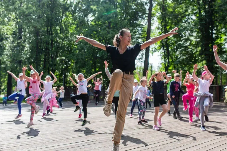 «Өч мизгел – өч бию: хисләрне хәрәкәт белән бирүне өйрәнү»