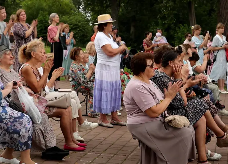 Народные напевы и летние истории: вечер во дворе