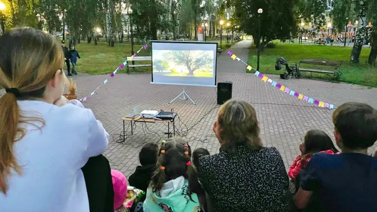 Семейный кинопоказ под открытым небом
