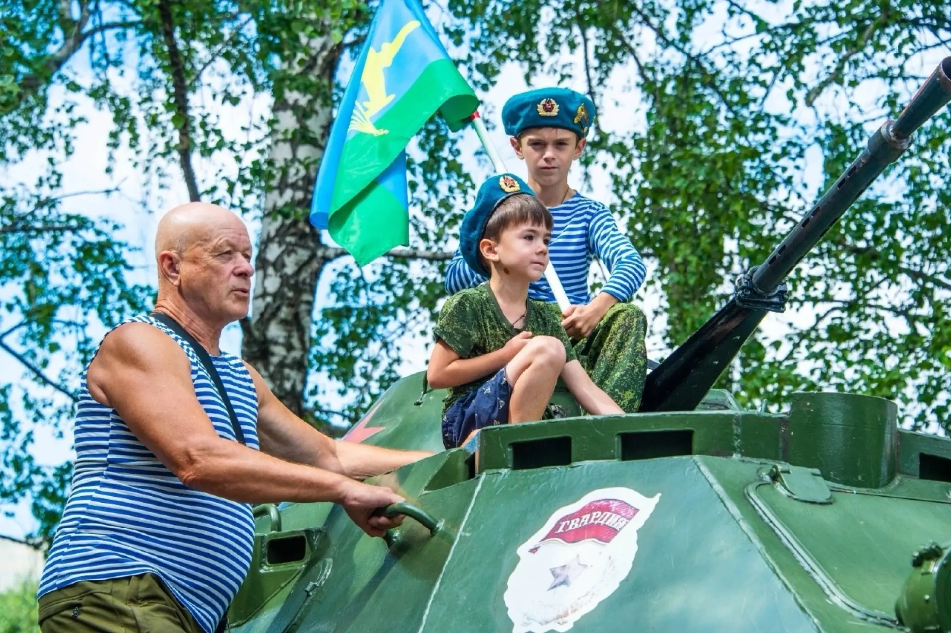 Голубые береты в центре внимания: День ВДВ в Нижнекамске!