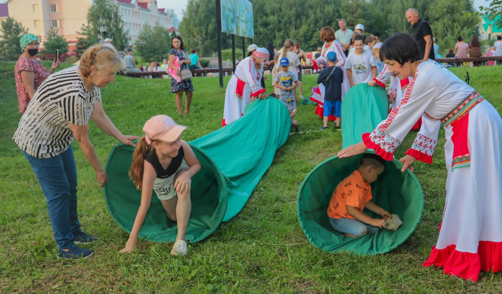 Пусть бегут неуклюже... прямо на нашу тусовку!