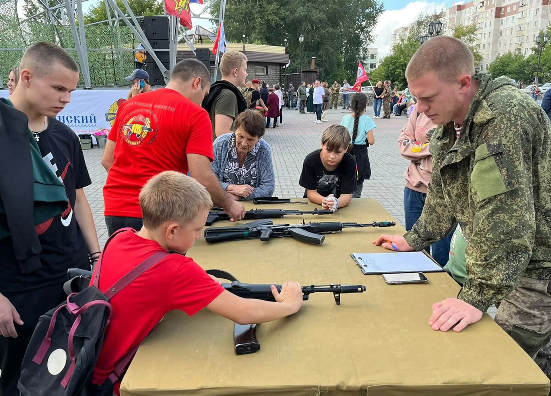 Научись разбирать и собирать легендарный автомат Калашникова!