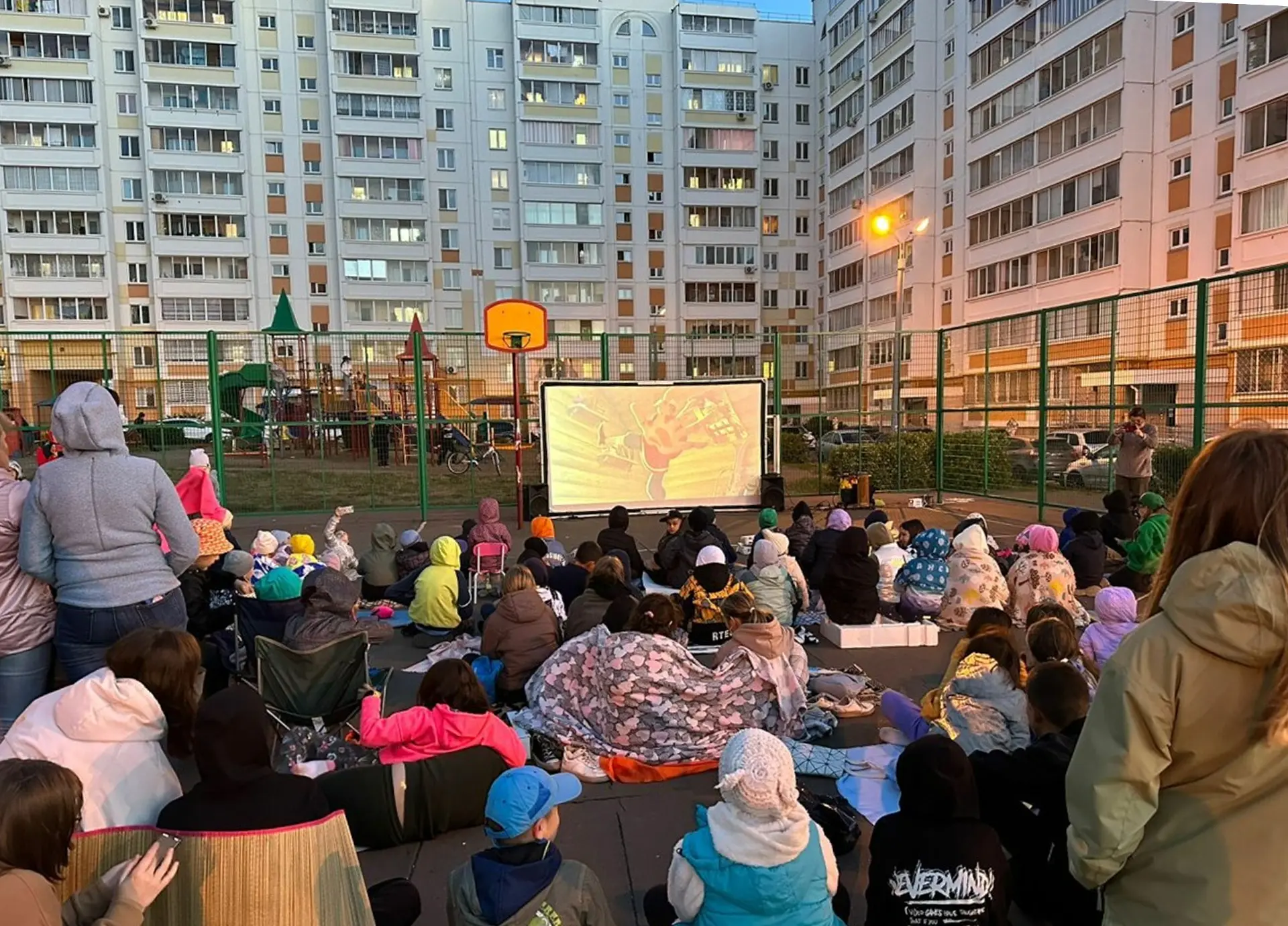Показ фильмов во дворе