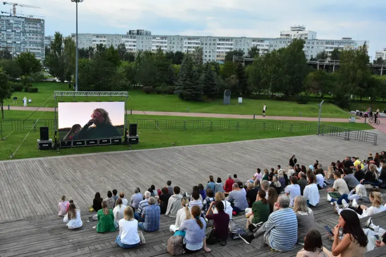 Кино под открытым небом (двор 48/06Б,В,Г)