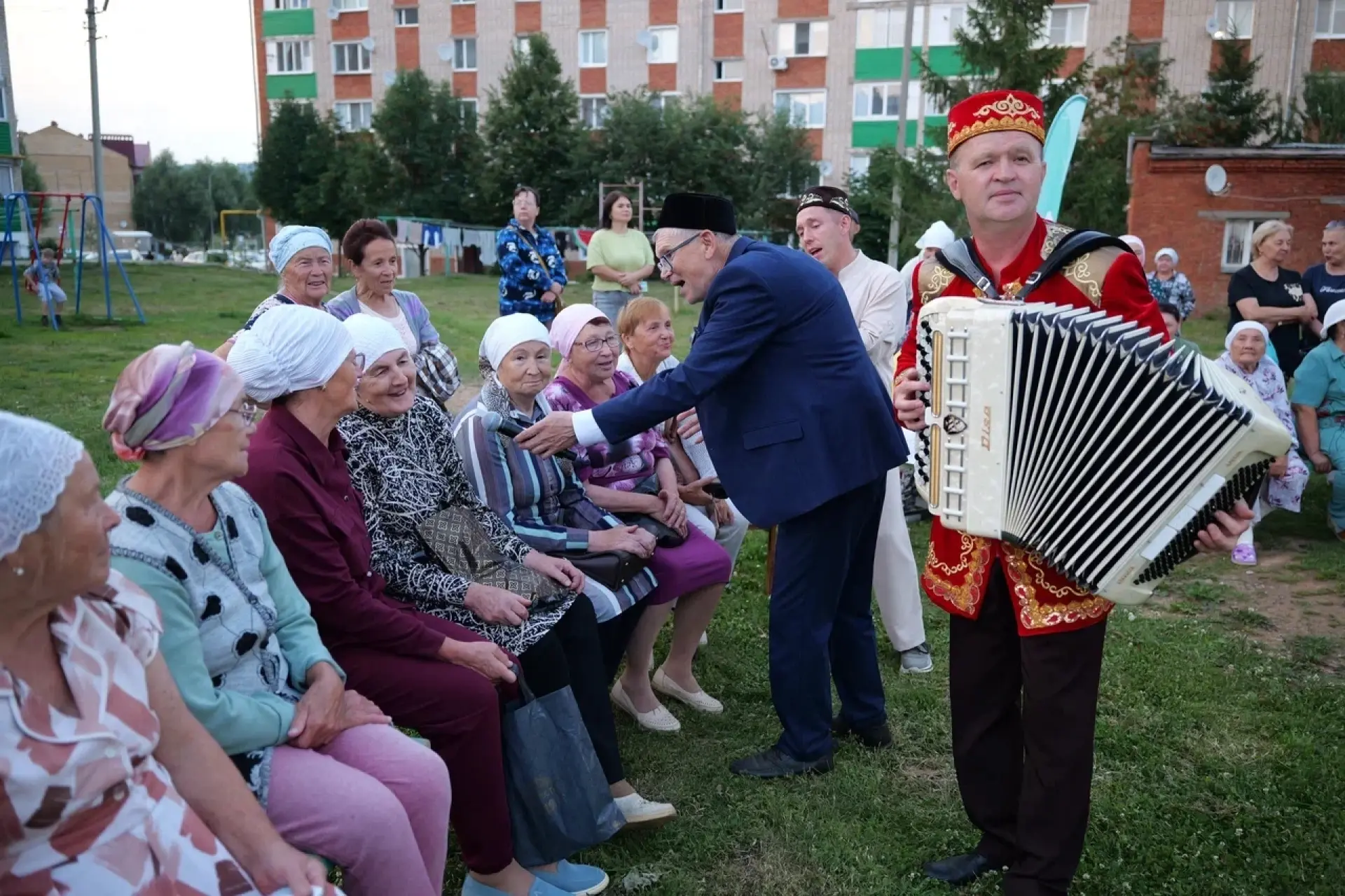Летние вечера «Посиделки на скамейке»
