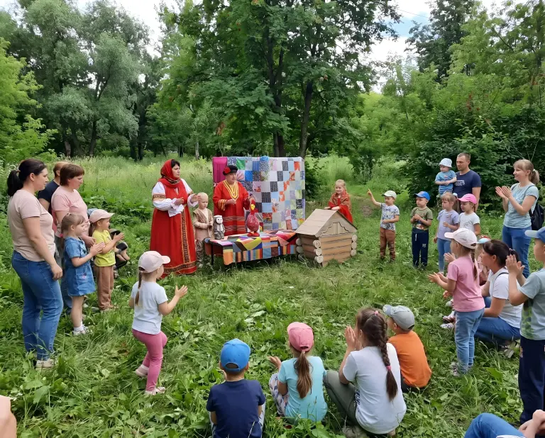 Под открытым небом оживает кукольный мир!