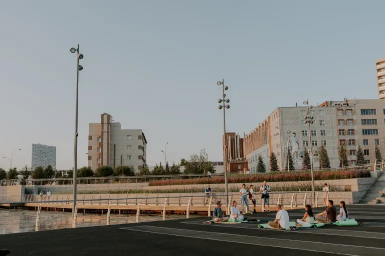Йога в парке у озера
