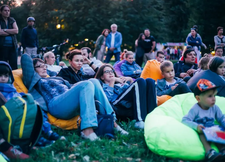 Семейный кинопоказ под открытым небом