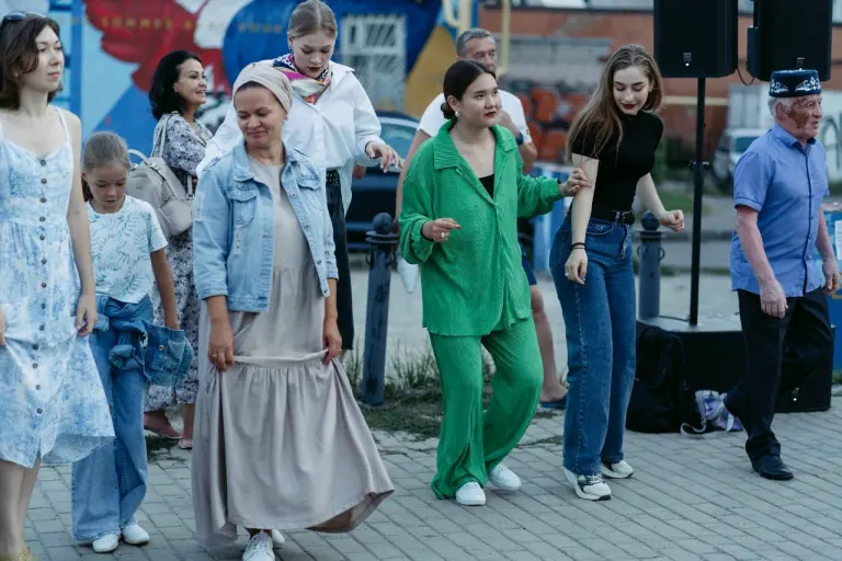 Паркта ансамбль төркеме «Союз» белән бию