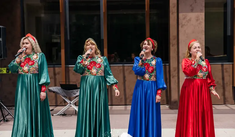 «В разноцветных припевах - Россия!»